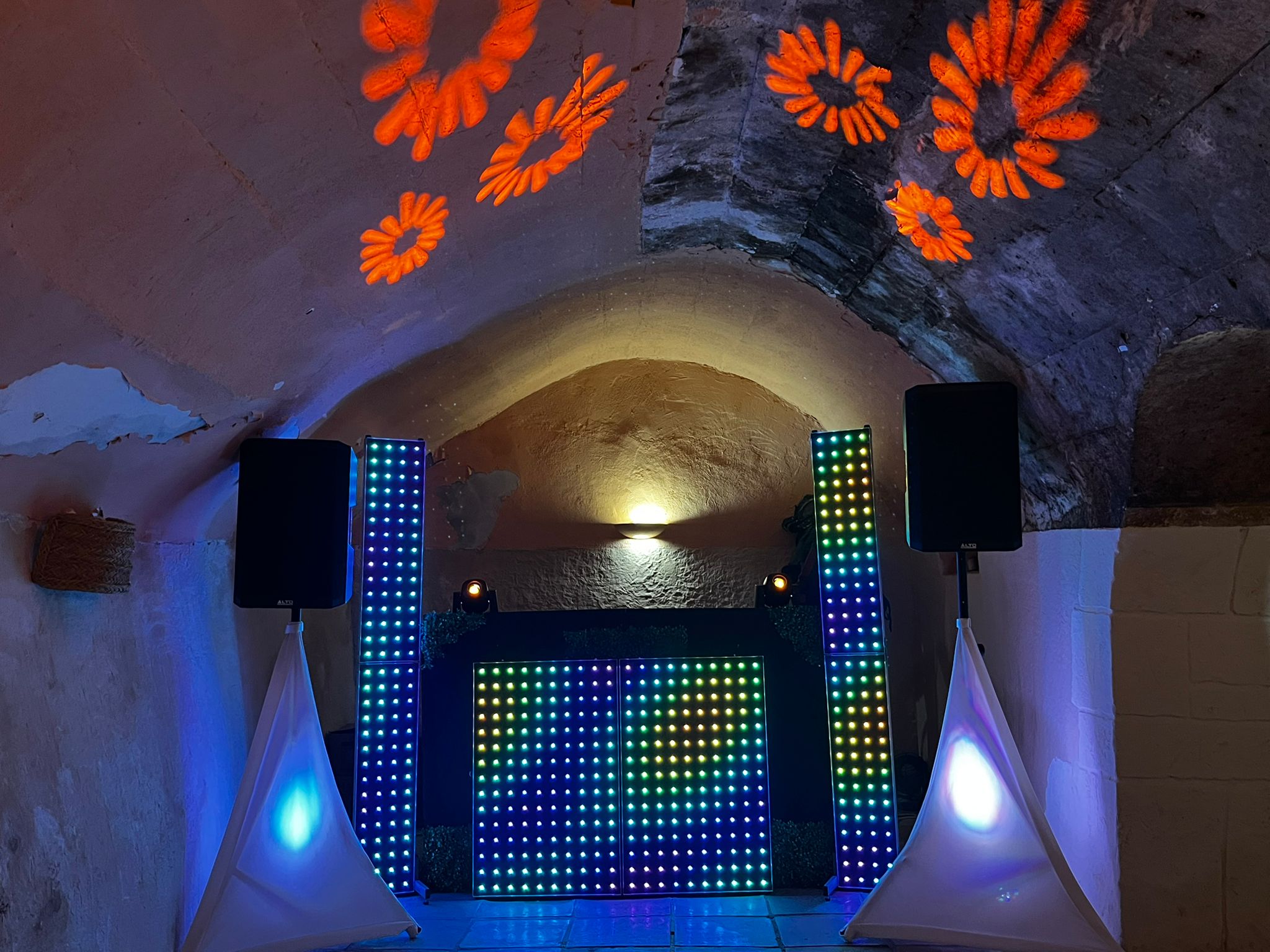 Cabina de DJ con pantallas LED de color