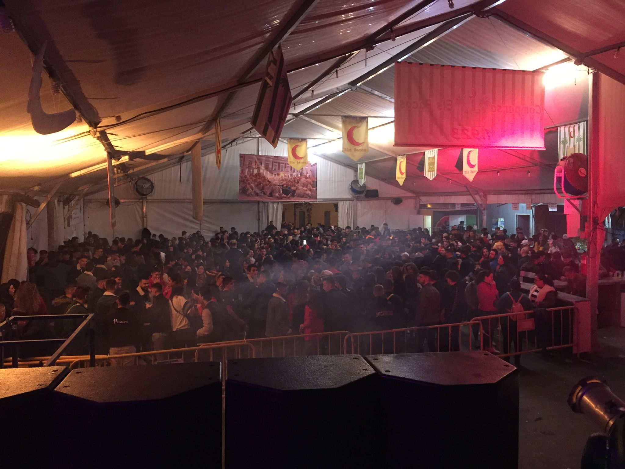 Carpa llena de gente en una verbena