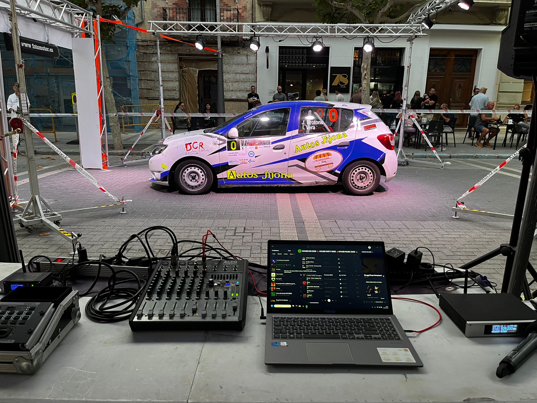 Mesa de mezclas en evento deportivo de rally