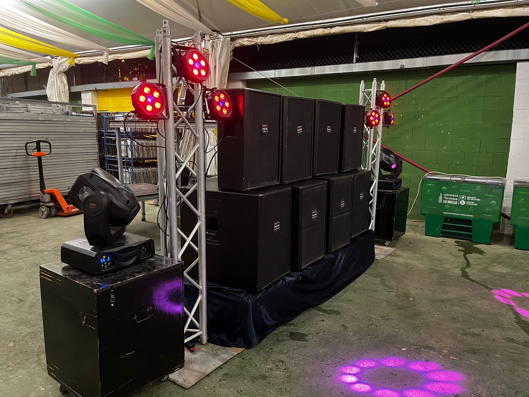 Sistema de sonido profesional con subwoofers y truss